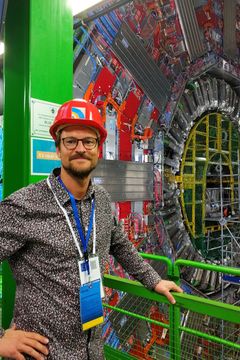 Börje Sundvall på besök i CERN. Här framför en av de stora detektorerna i acceleratorn som kallas för CMS.