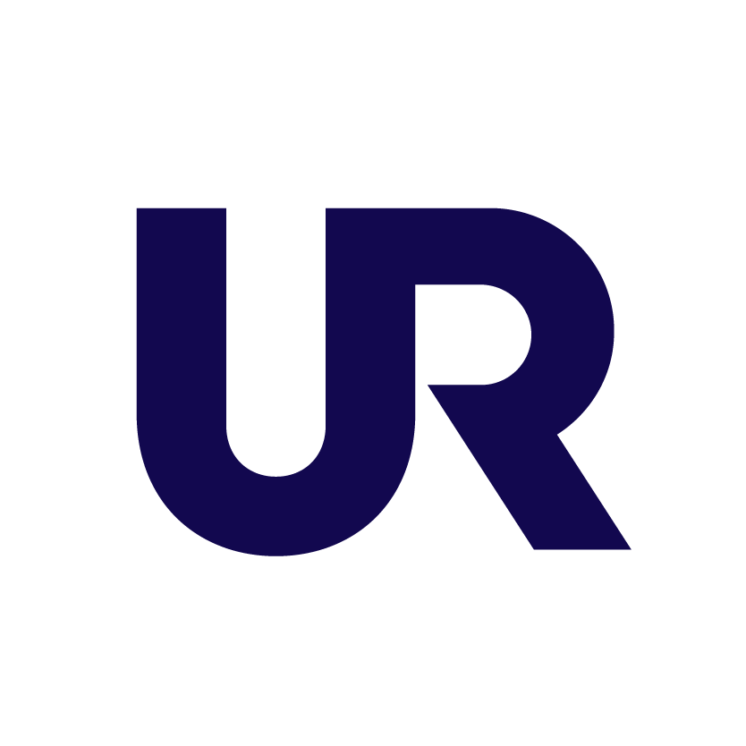 UR_logotyp_vit blå text