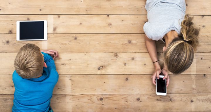 Vid nio års ålder använder 81 procent av unga mobilen dagligen, vid elva år är siffran 95 procent. Det visar Statens medieråds undersökning Ungar & medier 2019. Foto: Shutterstock.