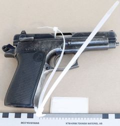 I garderoben i hallen hittades i en påse med narkotika en spansktillverkad halvautomatisk pistol kaliber 9 mm av märket Star. Foto: Tullverket