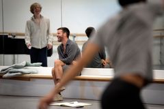 Bild från repetitionerna av SHIFT I CACTI i koreografi av Alexander Ekman med Kungliga Baletten. Foto: Kungliga Operan/Frida Nilson