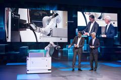 VW-koncernen och robottillverkaren Kuka presenterar laddroboten CarLa vid bilsalongen i Genève 2018.