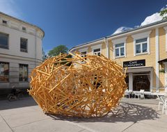 The Nest, Jan-Erik Andersson & Shawn Decker - En skulptur och ljudkomposition inspirerad av fåglars bobyggen att
gå in i.