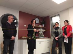 Karin Sundin, regionråd med ansvar för hälso- och sjukvårdsfrågor, klipper bandet vid invigningen av äldrevårdsenheten i Kumla.