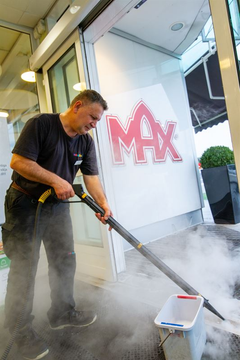 MAX Samhall - Medarbetare som rengör ingång