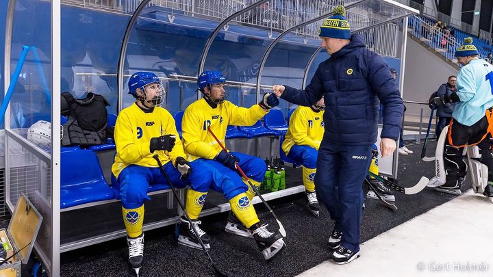 Jesper Larsson och spelare vid P19-VM i Göteborg 2023. Bilden är fri att användas så länge fotografens namn anges. Foto: Gert Holmér