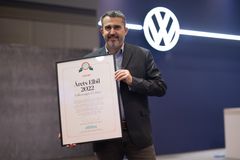 – ID. Buzz bevisar att den kan konkurrera mot andra elbilar med sina elbilsegenskaper, säger Helmut Löb, chef Volkswagen Transportbilar.