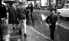 Brådis i regnet på Kungsgatan, 1960-tal