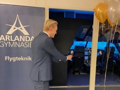 Mattias Askerson, ordförande i utbildnings- och arbetsmarknadsnämnden inviger flygsimulatorn.