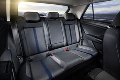 T-Roc Dessutom har konstruktörsteamet bakom T-Roc utnyttjat den i förhållande till bilens längd långa hjulbasen till att skapa ett stort passagerarutrymme med gott om plats för fem.