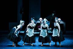 En midsommarnattsdröm, 2023. Anna Danielsson, Therese Badman Stenius, Hanna Wahlin och Katarina Böhm, Kungliga Operans kör. Foto: Kungliga Operan/Sören Vilks