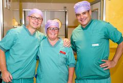 Operationsteamet från vänster: Marcin Popiolek, överläkare, Helen Forsell, operationssjuksköterska och Ioannis Goumas, kirurg vid Vimercate hospital i Milano.