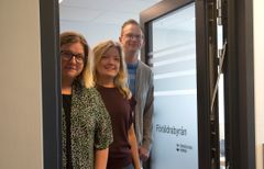 Marie-Therese Jonsson, Sara Söderlund och Erik Karlsson välkomnar vårdnadshavare att söka stöd vid den nyöppnade föräldrabyrån.