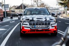 Audi e-tron prototype visades på bilsalongen i Geneve och ger en första aning om den kommande elbilen