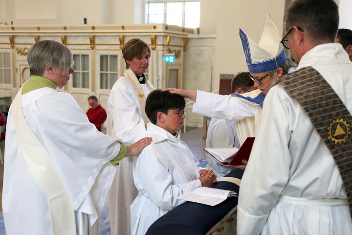 Helena Johannesson vigs till diakon av biskop Susanne Rappmann. (Foto: Torgny Lindén)