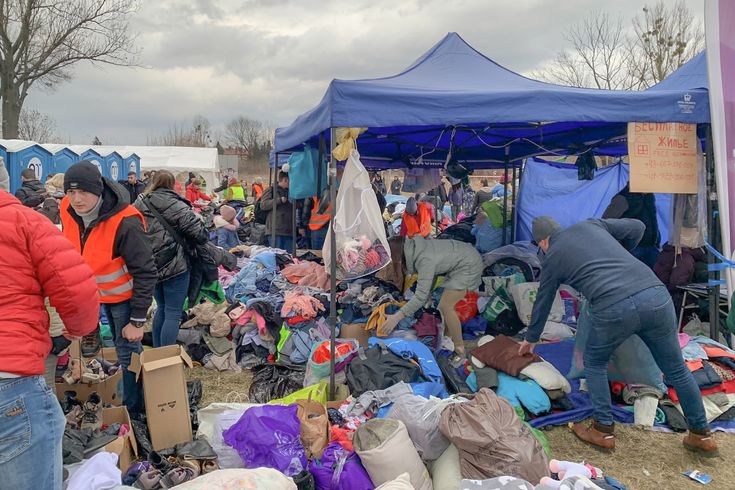 Vid den polsk-ukrainska gränsen delas kläder och skor ut till människor som flytt Ukraina. Foto: Läkare Utan Gränser.