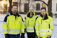 Per Hilmersson, Dag Brändström och Rickard Strinnholm arbetar på gatudriften på Umeå kommun. Foto: Malin Grönborg/Umeå kommun