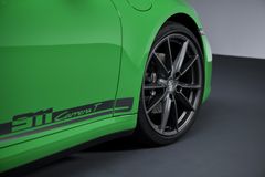 Kontrasterande sidodekaler i Agate Grey och Carrera S-fälgar i Titanium Grey är standard för Porsche 911 Carrera T.