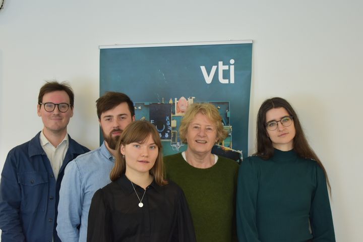 Från vänster Axel Merkel, Joar Lind, Emma From, Inge Vierth och Karin Ek, samtliga på VTI. Foto: Marcia Moore-Viklund/VTI