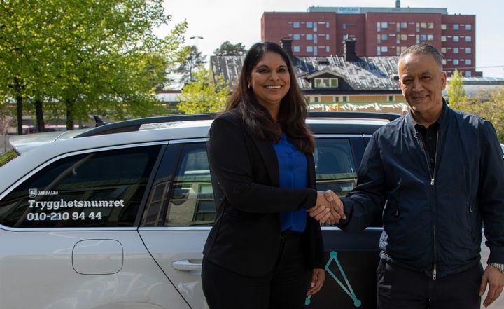 Emma Feldman, kommunstyrelsens ordförande i Järfälla, tillsammans med Masoud Hesabian, driftchef, Avarn Security tillsammans med en av två väktarbilar som rör sig i hela kommunen.