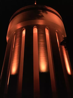 Bild: Vattentornet i Linköping i orange skrud under internationella dagen för avskaffande av våld mot kvinnor.