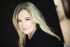 Malin Persson Giolito vårtalar på Skansen 2023. Foto: Anna-Lena Ahlström