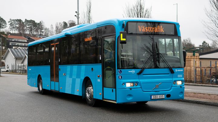 Alla Västtrafiks bussar kommer på sikt att målas i den ljusare blå färgen och med det grafiska mönstret. Foto: Jesper Wiberg