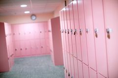 Steningehöjdens högstadieelever har fått rosa skåp. Foto: Rosie Alm