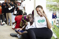 Specsavers Ge Syn Ambassadör Lotta Gray med Juma. Juma besökte oss på eye campen. Han var blind på ett öga och hade nedsatt syn på det andra. Juma älskar att läsa böcker och höra sagor. Han fick glasögon donerade av Anneli Lindgren i Piteå. Nu kan han läsa sina böcker igen.