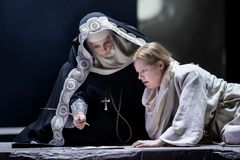 Syster Angelica. Annica Nilsson och Camilla Tilling. Foto Kungliga Operan/Marcus Gårder