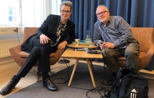 Lina Axelsson Kihlblom, skolminister, och Björn Fridlund, poddvärd. Foto: Vidar J Lindgren.