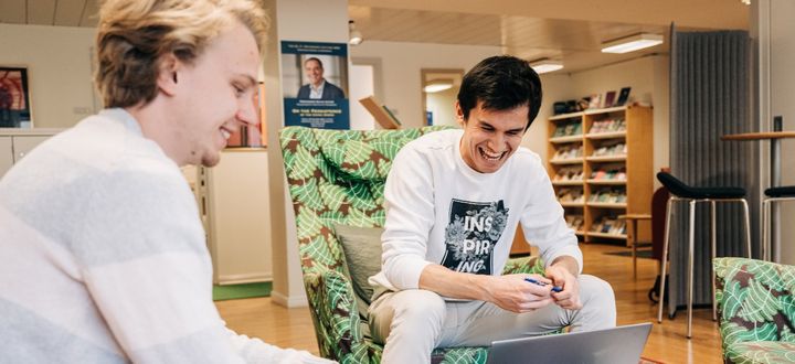 Det nyinstiftade stipendiet riktar sig till doktorander och nydisputerade forskare som vill skaffa sig nya erfarenheter och kompetenser inom ramen för Ratios forskningsprofil om företagandets villkor.