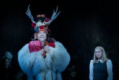 Familjeoperan Snödrottningen på Kungliga Operan. Gerda - Frida Johansson, Renen Bä - Lennart Forsén. Foto: Markus Gårder/Kungliga Operan