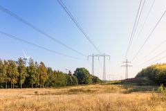 Kapaciteten i Sveriges elnät måste fördubblas till 2040. Som Sveriges största elnätsägare investerar E.ON mellan år 2020 och 2023 över 16 miljarder kronor för att bygga ut sina elnät, möjliggöra den gröna energiomställningen och bygga bort flaskhalsarna. 
Foto: Apelöga