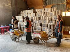 I Afghanistan är hälften av befolkningen i behov av humanitärt stöd. Hjälparbetare delar ut mat från World Food Program, WFP, till behövande i Herat. Foto: Jakob Wernerman, Sida
