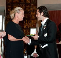 Efva Attling, Efva Attling Stockholm AB, mottar Näringslivsmedaljen ur HKH Prins Carl Philips hand. I bakgrunden Kungl. Patriotiska Sällskapets ordförande Johan Nordenfalk. Foto: Scanpix