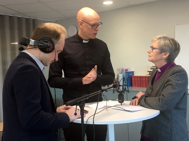 Kommunikatör Andreas Karlsson, komminister Jacob Molén och biskop Susanne Rappmann förbereder sig för inspelning av Bönepodden. Foto: Torgny Lindén.