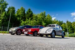 Tre generationer av Volkswagen: VW-Bubblan, Golf och ID.3.
