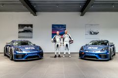 Skidkungarna Aksel Lund Svindal (#82) och Ingemar Stenmark (#56) kör Porsche Sprint Challenge Scandinavia i var sin Porsche 718 Cayman GT4 Clubsport.