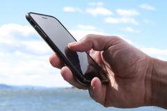 Många klarar inte att lägga ifrån sig mobilen och läser jobbmejl även på semestern. Det vet och utnyttjar hackare och cyberbrottslingar. (Foto: If)