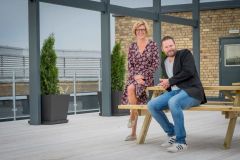 Anette Sand, vd Familjebostäder och Martin Andersson, förvaltare på takterrassen i Älvsjöstaden. Foto: Gustav Kaiser / Familjebostäder