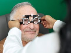 Optikern kan vara en första vårdkontakt, vi kan upptäckta tidiga tecken på sjukdomar och remittera direkt vid behov. Foto: Specsavers