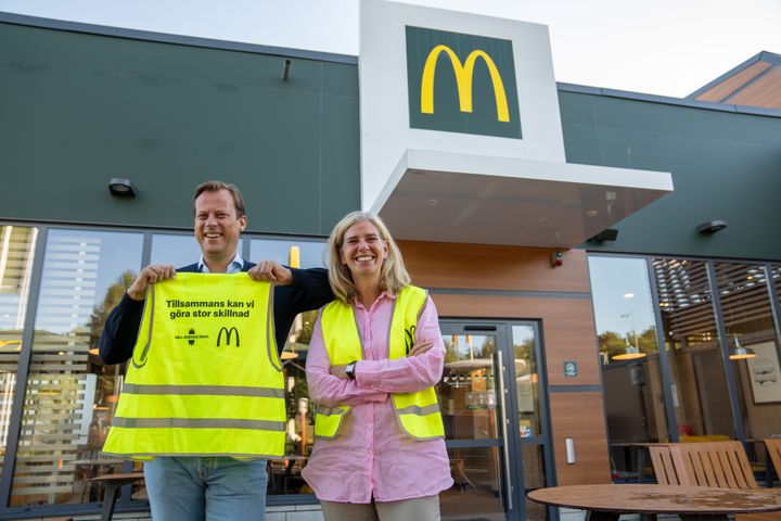 Joachim Knudsen, VD för McDonald's Sverige, och Johanna Ragnartz, VD för Håll Sverige Rent. Foto: McDonald's Sverige