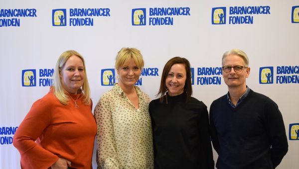 Journalistprisets jury.  Fr v: Ylva Andersson, informationsansvarig Barncancerfonden, Kattis Ahlström, journalist och programledare, Anki Wide Karlsson, författare, och Gustaf Ljungman, docent och överläkare i barnonkologi.