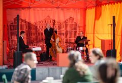 Somrig fredagsjazz till lunchen på Stadsmuseets gård med The Blue Sounds. Foto: Johan Stigholt.