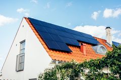 Hållbarhetsambitioner och rekordhöga elpriser har blåst upp intresset till att ansluta solkraft till elnätet till bristningsgränsen. E.ON ser en rekordstor efterfrågan för att ansluta privata solcellsanläggningar. Samma sak på företagsmarknaden, där enskilda förfrågningar gäller anslutningar av stora solparker som motsvarar effekten av en medelstor stad.
Foto: Apelöga