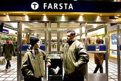 Farstalyftet är en trygghetsskapande kraftsamling mellan Farsta stadsdelsförvaltning, Familjebostäder och Stiftelsen På Rätt Väg. Fotograf: Anders Hammarström Bilden får inte användas kommersiellt