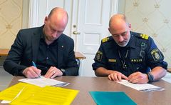 Hans Lindberg, Umeå kommunstyrelses ordförande undertecknar medborgarlöftena för 2023 – 2024 tillsammans med lokalpolisområdeschef Michael Rystedt.