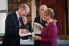 Bengt Liljedahl, Liljedahl Group, mottar Näringslivsmedaljen ur näringsminister Maud Olofssons hand. I bakgrunden Kungl. Patriotiska Sällskapets ordförande Johan Nordenfalk.