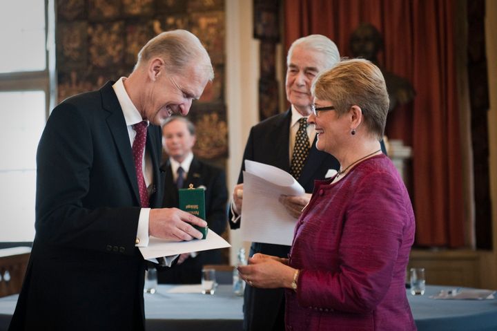 Bengt Liljedahl, Liljedahl Group, mottar Näringslivsmedaljen ur näringsminister Maud Olofssons hand. I bakgrunden Kungl. Patriotiska Sällskapets ordförande Johan Nordenfalk.